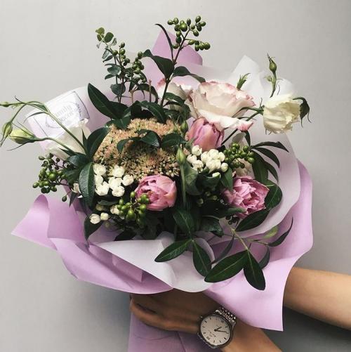 Какие цветы дарят на свадьбу молодожёнам? Какие цветы дарят на свадьбу гости фото красивейших нежнейших букетов