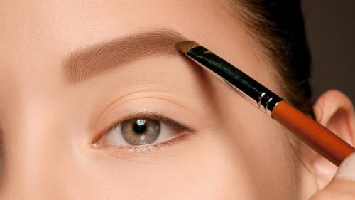 Какие ошибки в макияже наиболее распространены у обладательниц нависших век. Как 5 ошибок сделают макияж нависшего века тусклым и неинтересным