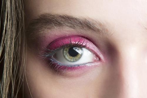 Как выбрать правильную тушь для ресниц, чтобы визуально увеличить глаза с нависшими веками. Макияж для нависшего века: главные правила и лучшие советы