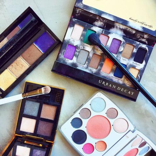 Какие инструменты нужны для нанесения теней. Время выбора: какие кисти нужны для теней?