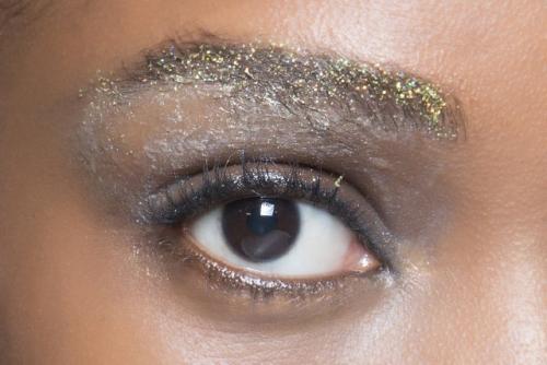 Как клеить стразы для глаз. Как правильно использовать стразы и глиттер в макияже?