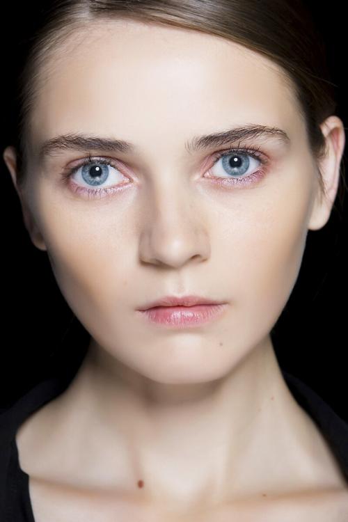 Какие цвета теней рекомендуются для голубоглазых. Голубые глаза: какой цвет теней выбрать?