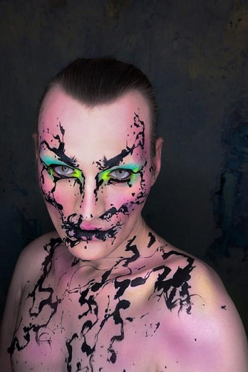 Блеск и блеск: как использовать стразы и украшения в гриме 06