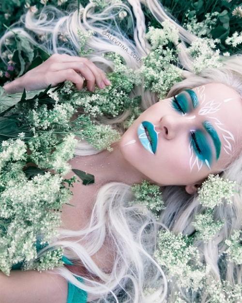 Блеск и блеск: как использовать стразы и украшения в гриме 05