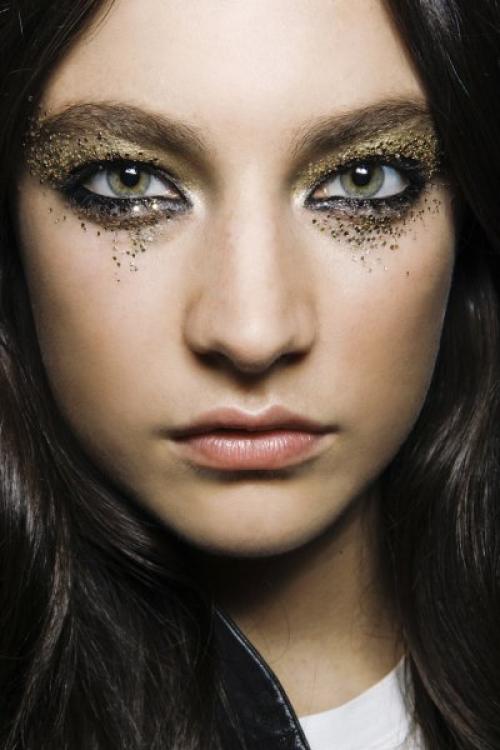 Какие цвета страз лучше всего подходят для каждого типа глаз. Как сделать макияж со стразами и глиттером?