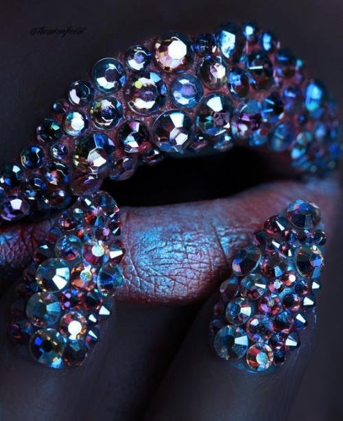 Что такое стразы и украшения в гриме. Просто огонь: макияж со стразами на лице, который мы всегда хотели