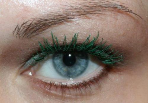 Как изменить цвет туши. Цветная тушь для ресниц: уместность и выбор