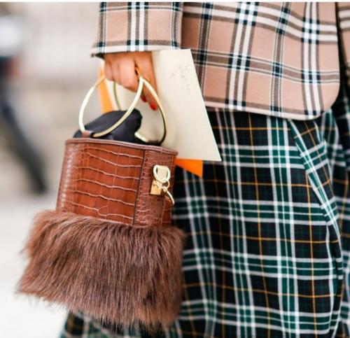 Осень и зима 2019: самые модные сумки, которые должны быть у каждой модницы 12 Осень и зима 2019: самые модные сумки, которые должны быть у каждой модницы 12