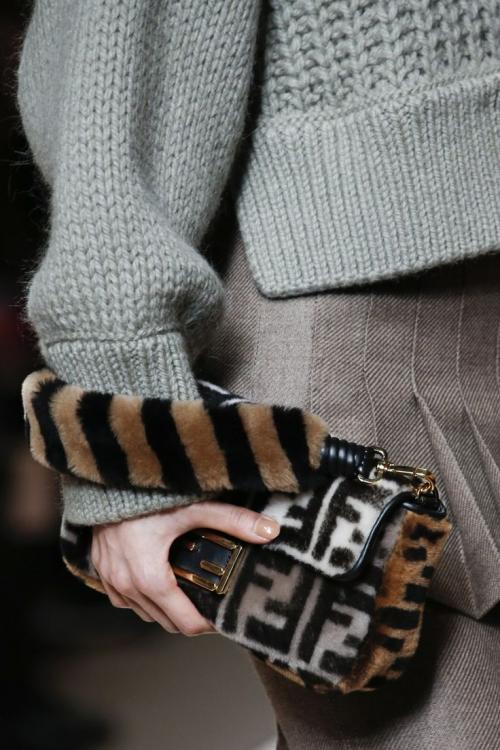 Какие сумки осени и зимы 2025 можно считать инвестиционными. Самые модные модели сумок сезона осень 2025 / зима 2025 - фото