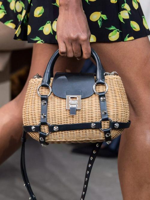 Какие аксессуары для сумок были в моде в этот период. Современные сумки: что модно носить в 2025/23 году + 130 фото актуальных моделей