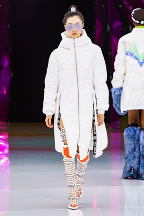 Какие аксессуары дополняют модную верхнюю одежду в сезоне 2025-20. Модная верхняя одежда зимой 2025: пуховик