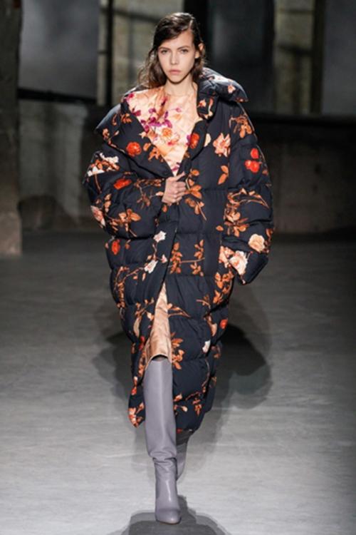 Какие аксессуары дополняют модную верхнюю одежду в сезоне 2025-20. Модная верхняя одежда зимой 2025: пуховик