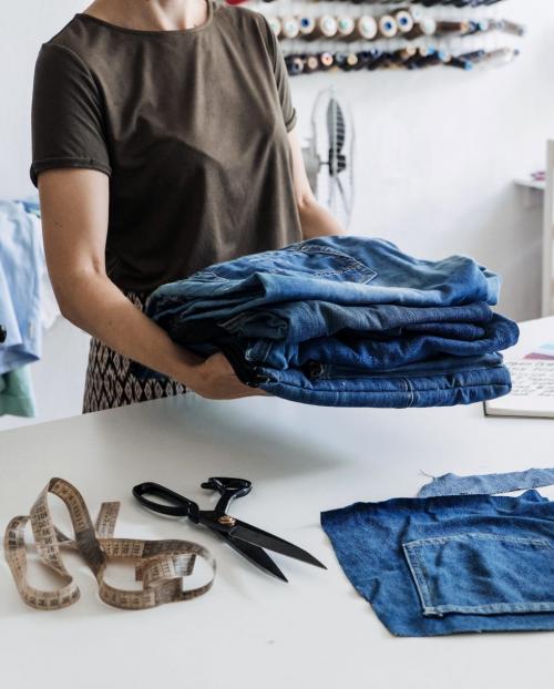 В чем преимущества инвестирования в вещи медленной моды для осени и зимы. Живя в быстро меняющемся мире, шоппинг — это еще одна вещь, которую мы делаем на скорости. Мы все виноваты в том, что делаем импульсивные покупки для своего гардероба, но от этой привычки можно избавиться. Поговорим о медленной моде.