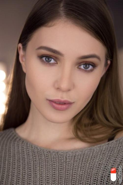 Как рисовать скулы румянами. Расставляем акценты: как выделить скулы с помощью макияжа?