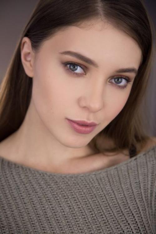 Как рисовать скулы румянами. Расставляем акценты: как выделить скулы с помощью макияжа?