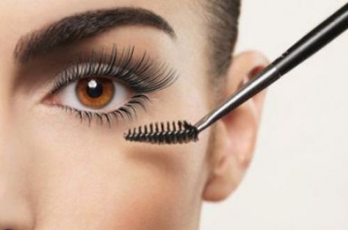 Как красить ресницы с пудрой. Чтобы ресницы смотрелись гуще! Хитрости визажистов.