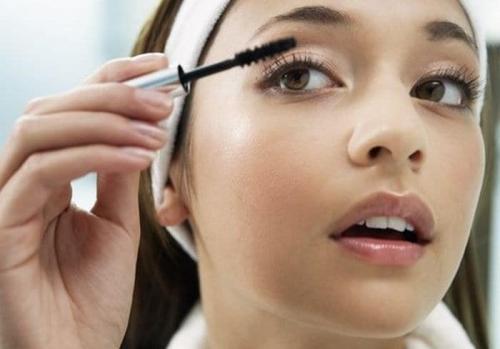 Как красить ресницы с пудрой. Чтобы ресницы смотрелись гуще! Хитрости визажистов.