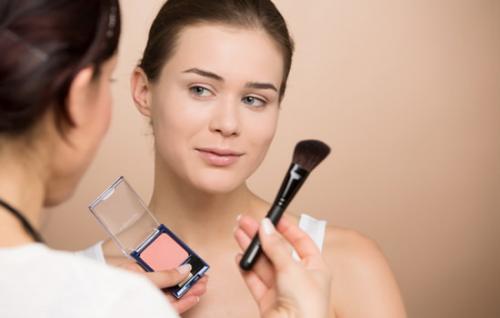 Как правильно наносить румяна на квадратное лицо. Как правильно выбрать инструменты