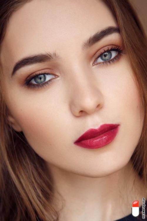 Куда наносить румяна и хайлайтер. Как правильно наносить макияж на лицо?