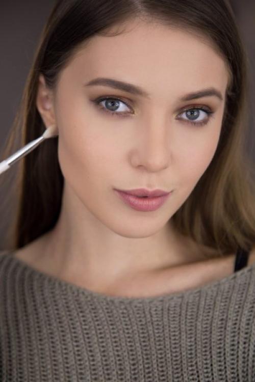 Как рисовать скулы румянами. Расставляем акценты: как выделить скулы с помощью макияжа?