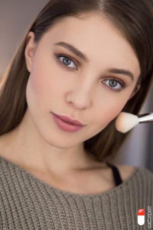 Как рисовать скулы румянами. Расставляем акценты: как выделить скулы с помощью макияжа?