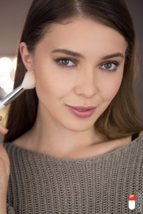 Как рисовать скулы румянами. Расставляем акценты: как выделить скулы с помощью макияжа?