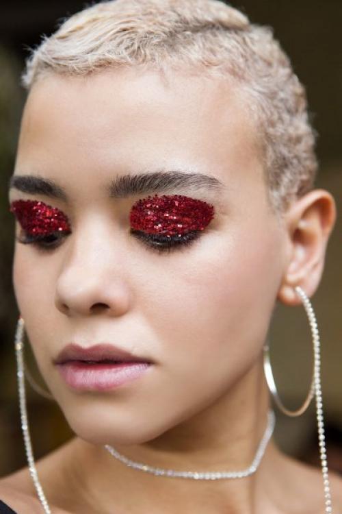 Как выбрать подходящий цвет страз на ресницы. Как сделать макияж со стразами и глиттером?