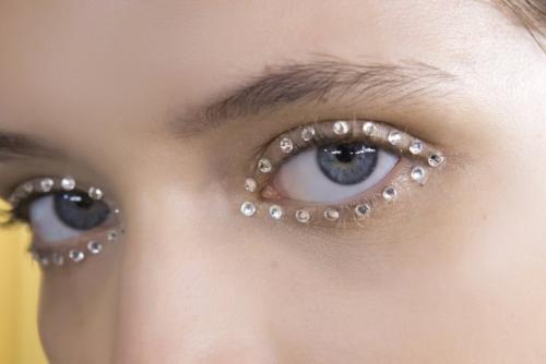 Как выбрать подходящий цвет страз на ресницы. Как сделать макияж со стразами и глиттером?