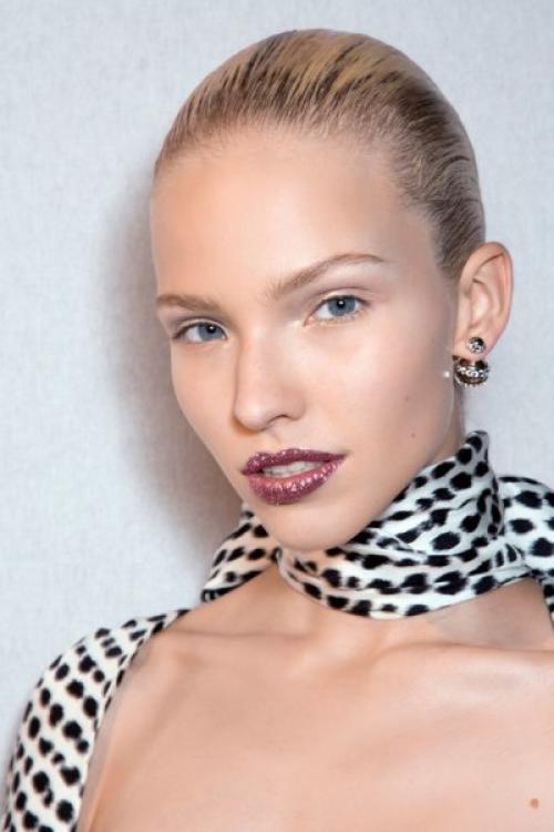 Как выбрать подходящий цвет страз на ресницы. Как сделать макияж со стразами и глиттером?