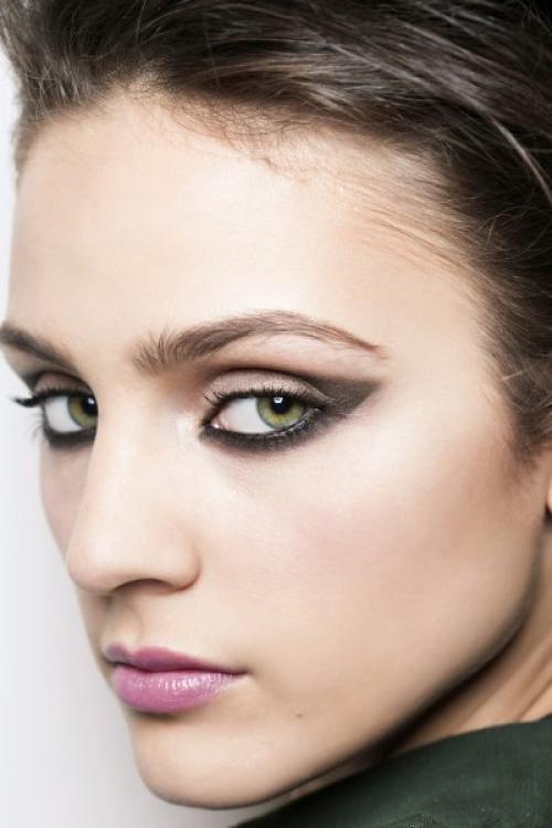Макияж для серо-зеленых глаз с нависшим веком. Макияж для зеленых глаз с нависшими веками: 3 идеи