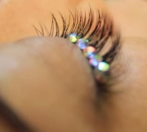 Как создать эффект нежной гусиной перьевки с помощью стразов на ресницы. Декорирование ресниц: создание праздничного образа