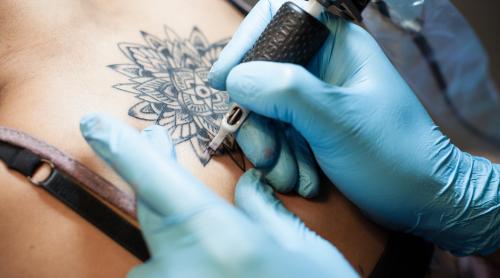 Можно ли делать татуировку в период лактации и чем это опасно