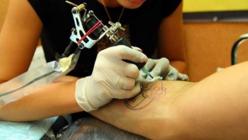 Можно ли делать татуировку в период лактации и чем это опасно. Можно ли делать тату при грудном вскармливании