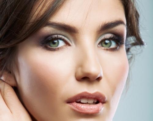 Тени для зеленых глаз и темных волос. Красивый дневной макияж для зеленых глаз