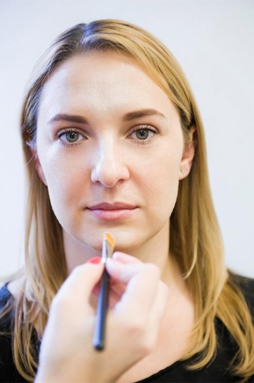 Как правильно наносить румяна и хайлайтер. Шаг .  Высветление