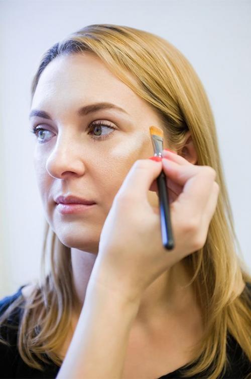 Как правильно наносить румяна и хайлайтер. Шаг .  Высветление