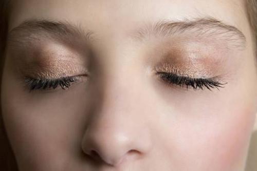 Какие популярные техники нанесения теней существуют. Советы и техники: как правильно наносить тени на глаза