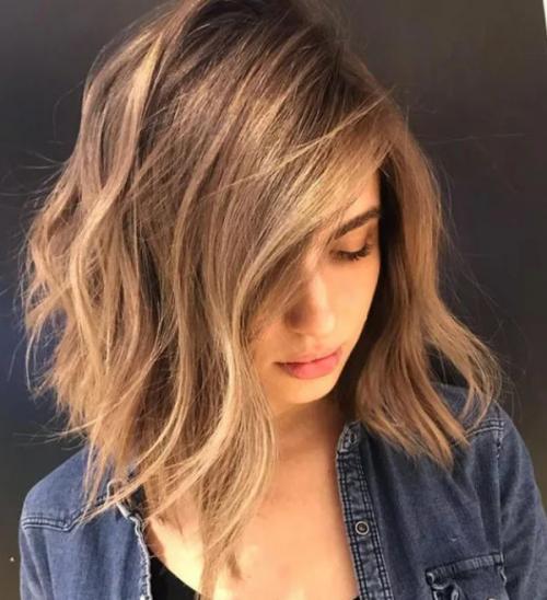 Мелирование каре на светлые волосы. Мелирование на удлиненное каре – фото до и после, популярные виды и техники 21 Мелирование каре на светлые волосы. Мелирование на удлиненное каре – фото до и после, популярные виды и техники 21