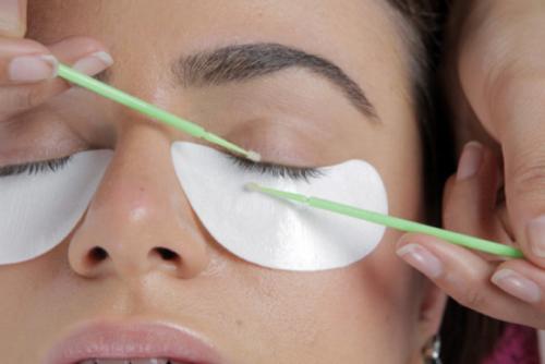 Очистить ресницы без боли: как использовать кисть для очищения наращенных ресниц 01 Очистить ресницы без боли: как использовать кисть для очищения наращенных ресниц 01