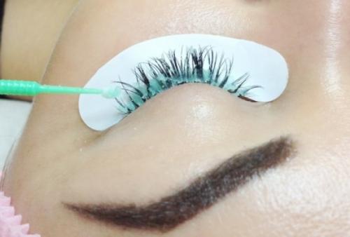 Очистить ресницы без боли: как использовать кисть для очищения наращенных ресниц 02 Очистить ресницы без боли: как использовать кисть для очищения наращенных ресниц 02