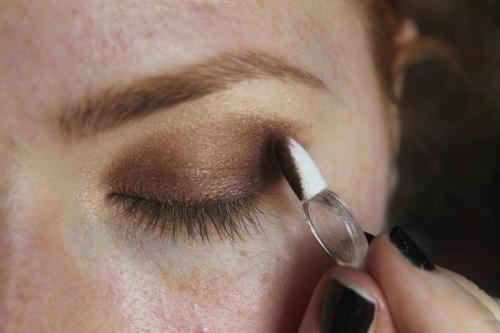 Макияж для нависшего века пошагово. Рекомендованные цвета и техники