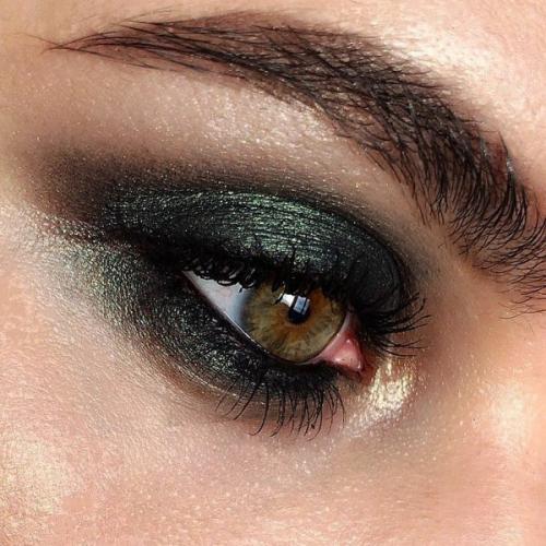 Какие продукты используются для смоки омбре. Радужные ожидания: как выглядят цветные смоки-айз?