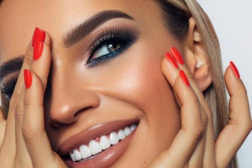 Какие продукты используются для смоки омбре. Радужные ожидания: как выглядят цветные смоки-айз?