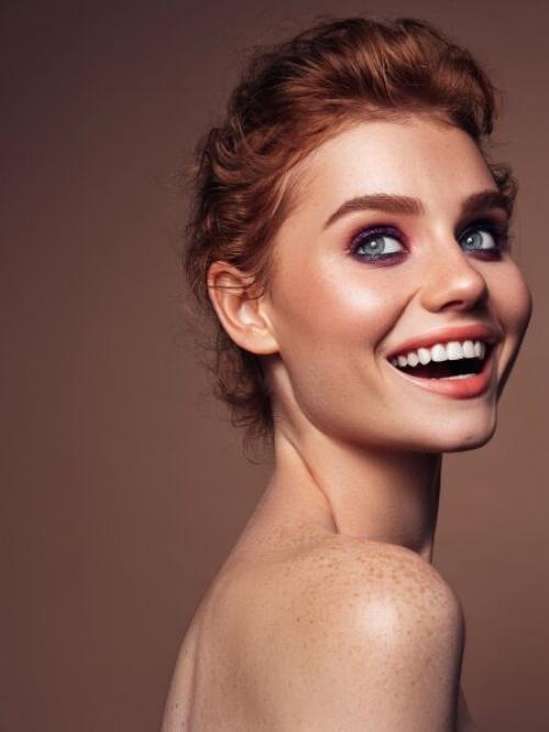 Какие продукты используются для смоки омбре. Радужные ожидания: как выглядят цветные смоки-айз?