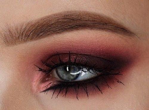 Какие продукты используются для смоки омбре. Радужные ожидания: как выглядят цветные смоки-айз?