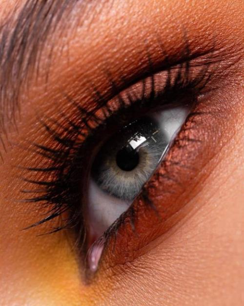 Какие продукты используются для смоки омбре. Радужные ожидания: как выглядят цветные смоки-айз?