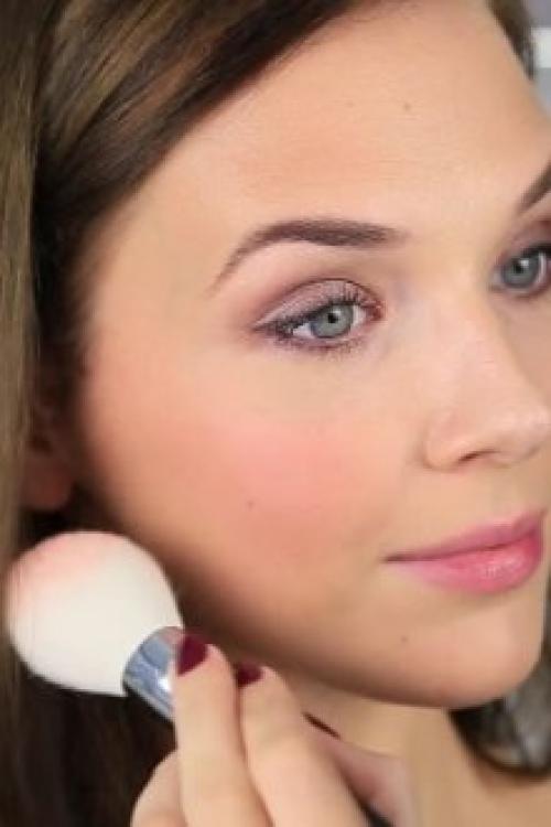 Как правильно наносить румяна в шариках. Кому больше всего подходят