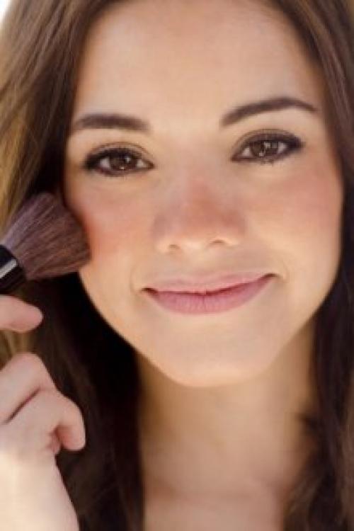 Как правильно наносить румяна в шариках. Кому больше всего подходят