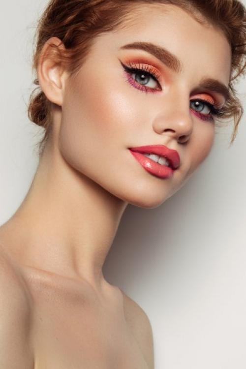 Какие продукты используются для смоки омбре. Радужные ожидания: как выглядят цветные смоки-айз?