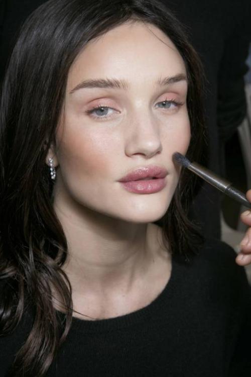 Румяна для брюнеток с зелеными глазами. Макияж для брюнеток с зелеными глазами: пошаговая инструкция